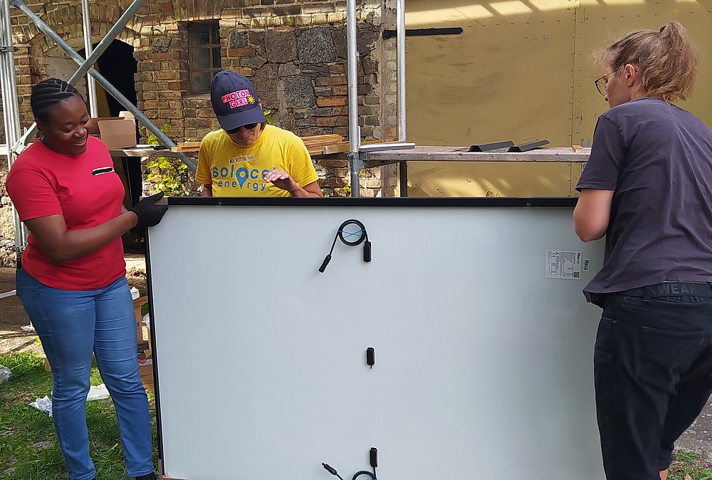 FLINTA mit einem umgedrehten Solarmodul